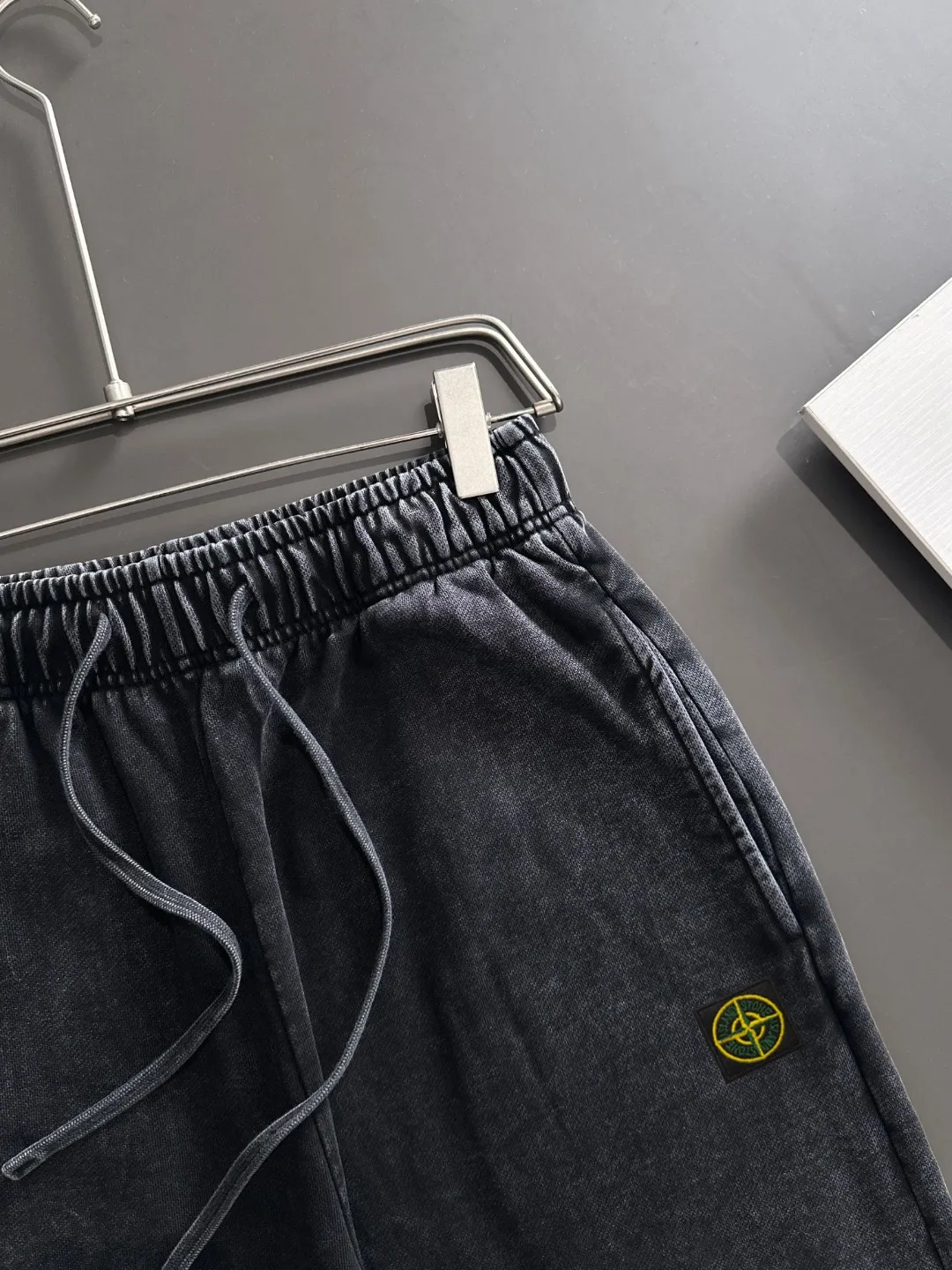 Next day shipment P360 Stone lsland/Stone Island Exclusively launches 25ss autumn and winter new high-quality trousers. Compare real-life details at will. Craftsmanship that ordinary small workshops cannot copy. Top-level ZP development. Unique imported fabric feel. Purely imported German machine production. Precision operation. Ten thousand needle density. A pair of trousers with rich details. You can see the development strength. A full set of new accessories are customized simultaneously. Simple yet elegant. Soft, delicate and comfortable. The upper body is versatile and fashionable. A perfect choice for autumn and winter. A must-have item. Loose fit. Please refer to the size chart when placing an order: S to XXL (or state your height and weight when placing an order)